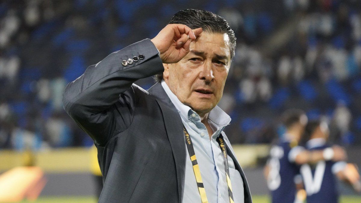 Luis Fernando Tena señala que jugarán con honestidad y entrega ante Surinam