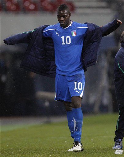 Balotelli pide ayuda para combatir el racismo