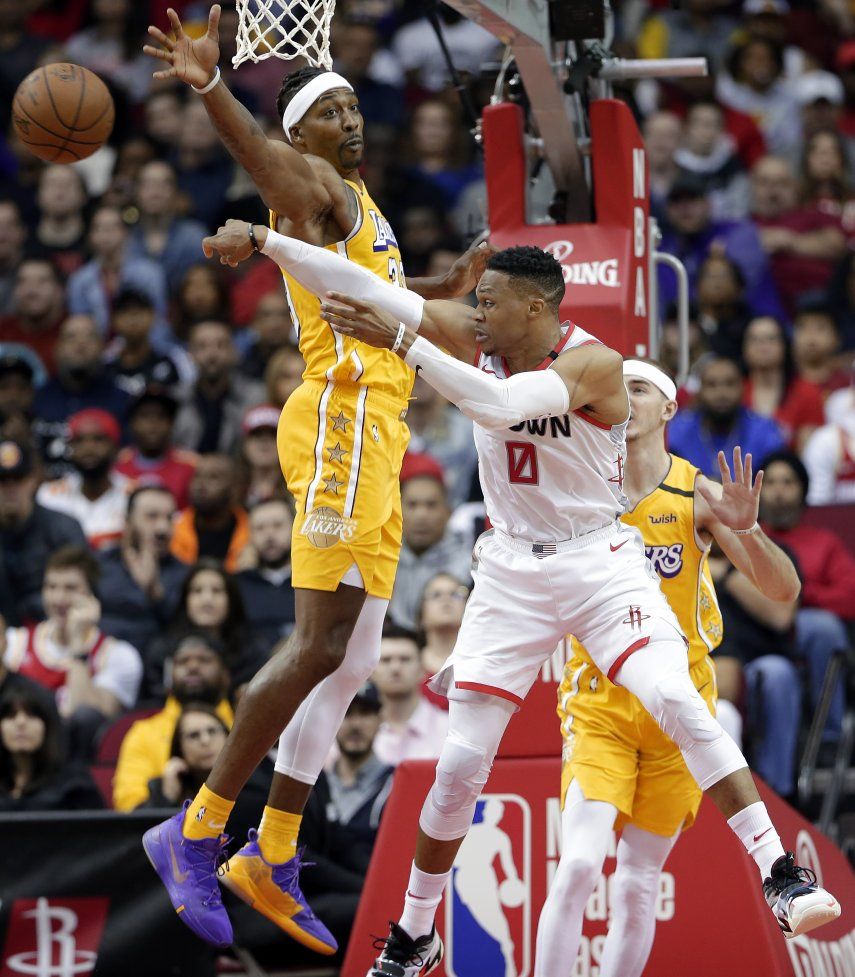 Lakers ganan 124-115 a Rockets tras 3er periodo espectacular
