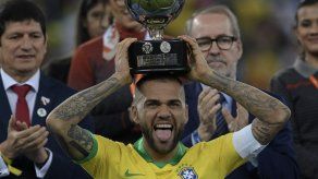 Sao Paulo anuncia fichaje del veterano lateral brasileño Dani Alves