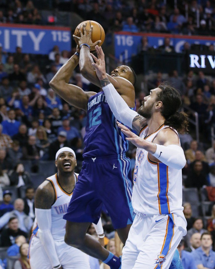 Con 23 puntos de Howard, Hornets ganan en OKC