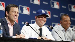 Dodgers retienen a Rich Hill con contrato por 3 años
