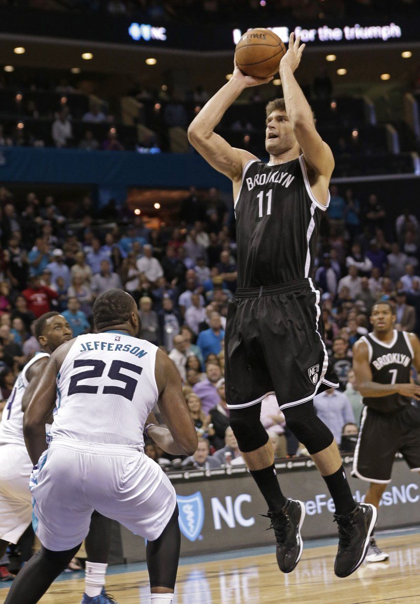 López anota 34 puntos y Nets resisten ante Hornets