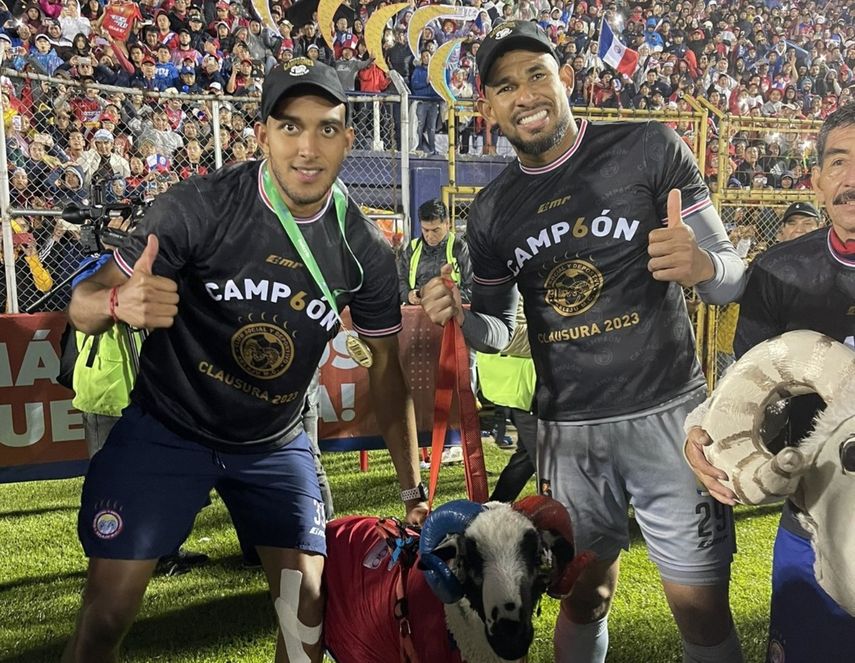 Xelajú se corona campeón en Guatemala con dos panameños