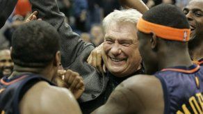 Raro baño a Don Nelson tras imponer marca como entrenador