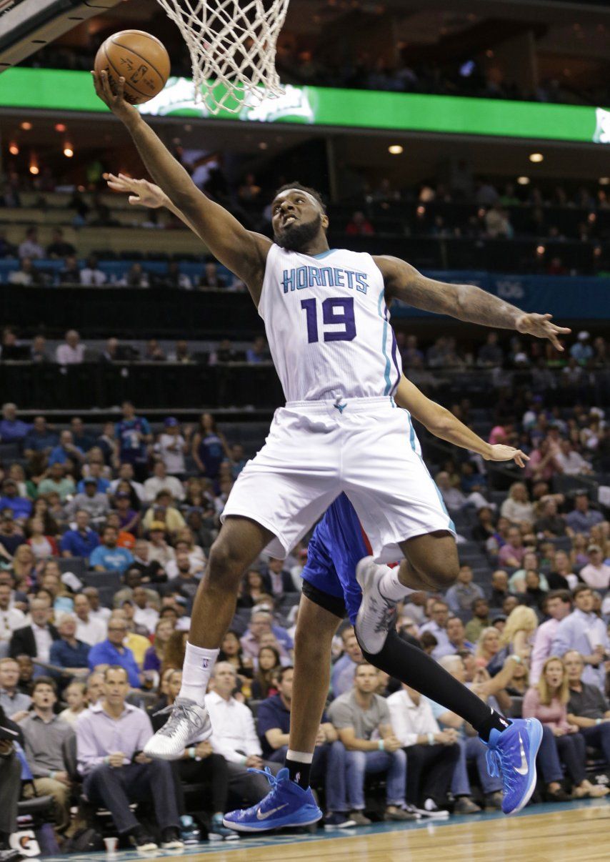 Marvin Williams brilla en triunfo de Hornets ante Pistons