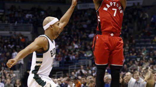 Lowry anota 25 puntos, Raptors vencen a Bucks