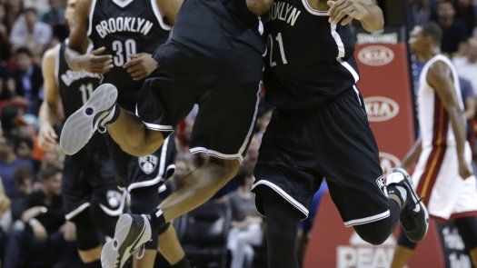 Con 7 triples de Ellington, Nets superan a Heat