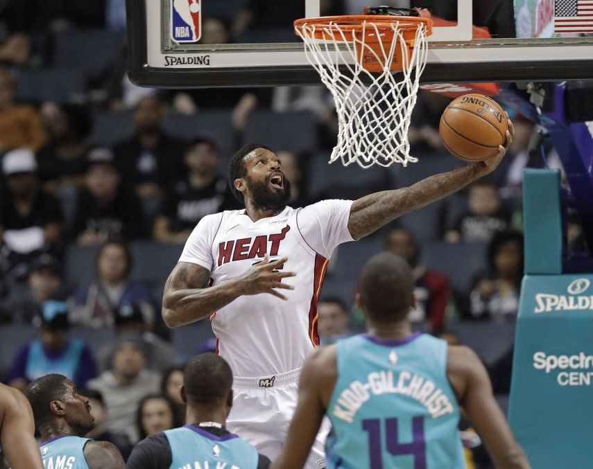 Heat vence 106-105 a Hornets con tiro libre de Olynyk