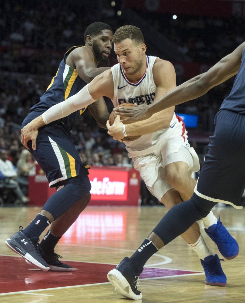Clippers doblegan a Jazz y siguen invictos