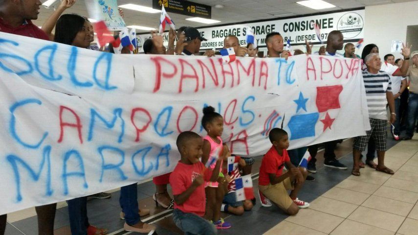 Llegada de los jugadores de Panamá tras Copa Oro