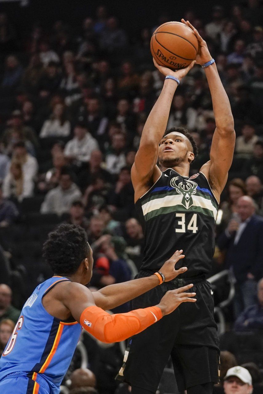 Antetokounmpo brilla y los Bucks arrollan al Thunder