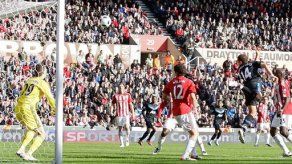 Inglaterra: Hernández da victoria a Man United sobre Stoke