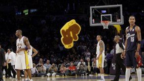 Cavaliers frustran a los campeones Lakers y a sus simpatizantes