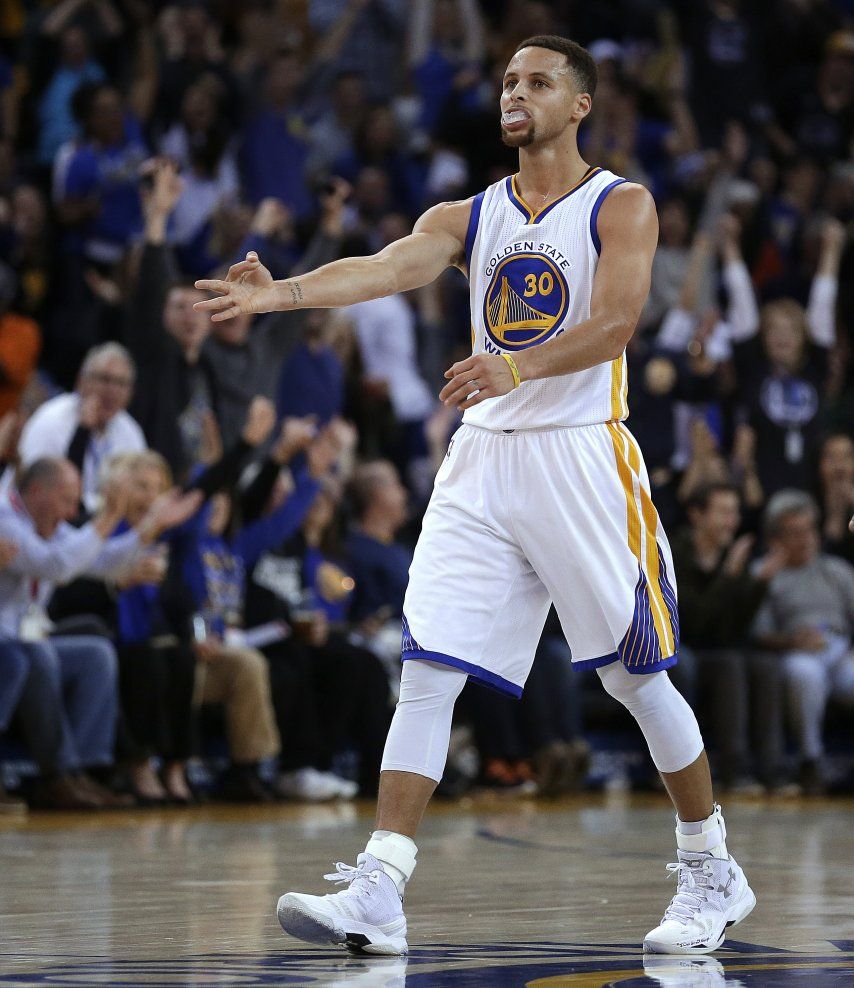 Un triple-doble de Curry guía a Warriors sobre Kings