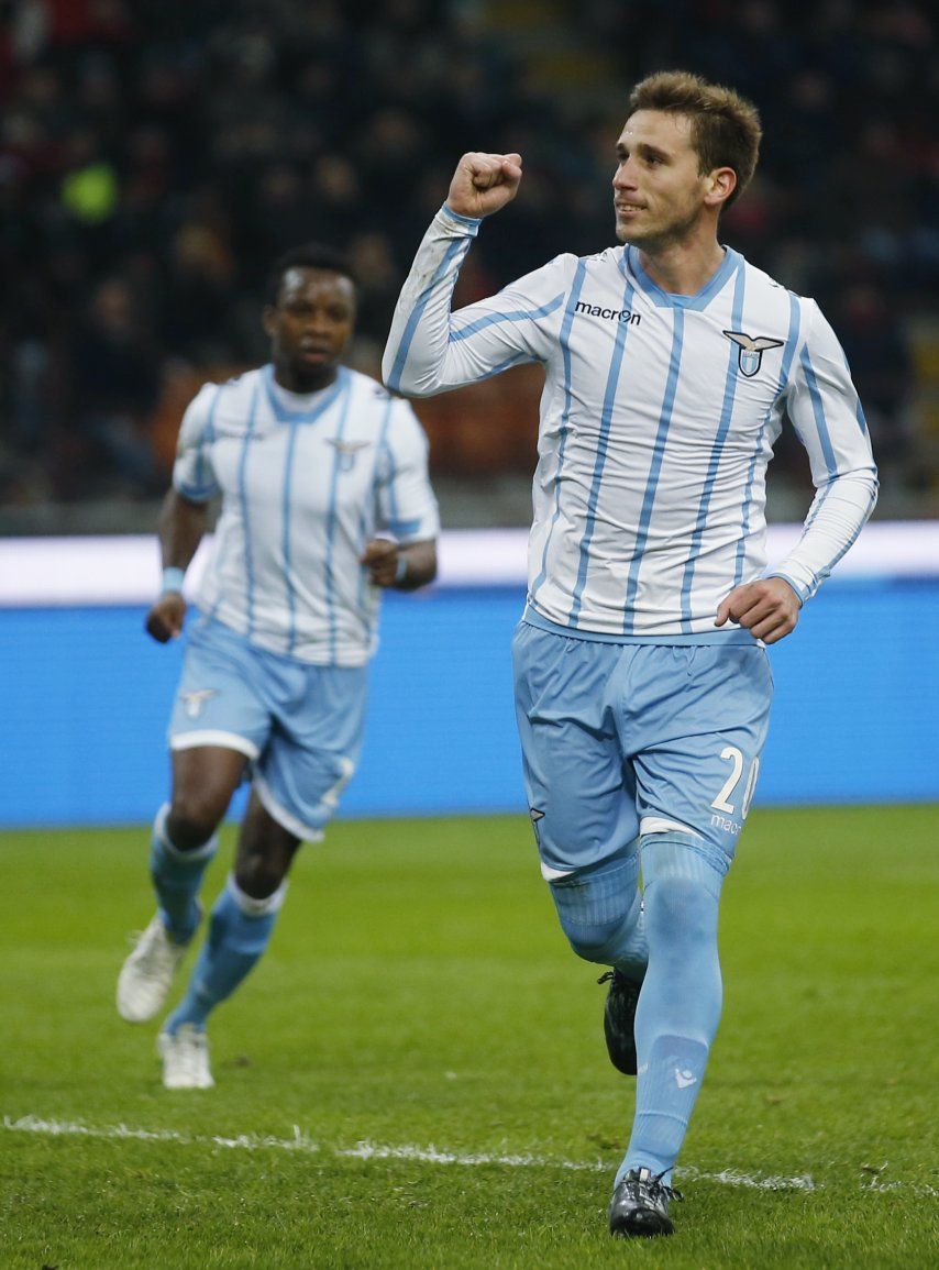 Lazio, con gol de Biglia, noquea al Milan en Copa Italia