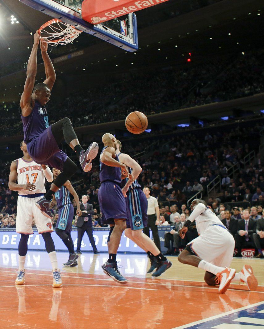 Hornets propinan 15ta derrota seguida a Knicks