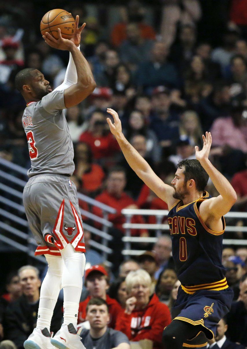 Con Butler y Wade, Bulls ganan 111-105 a Cavaliers