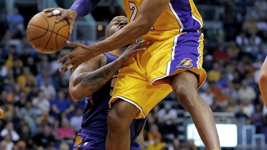 Bryant anota 17 en Phoenix, pero los Lakers pierden de nuevo