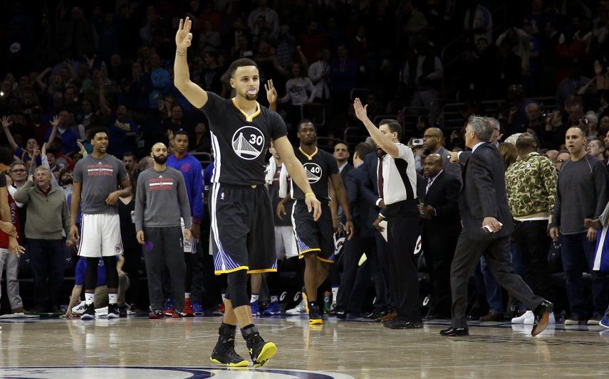 Con demasiado suspenso, Warriors superan a 76ers