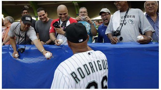 Edwin Rodrí­guez es recibido como héroe en Puerto Rico