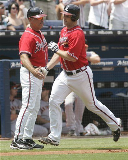 MLB: Bravos 6, Gigantes 3; Lowe gana pero se lesiona