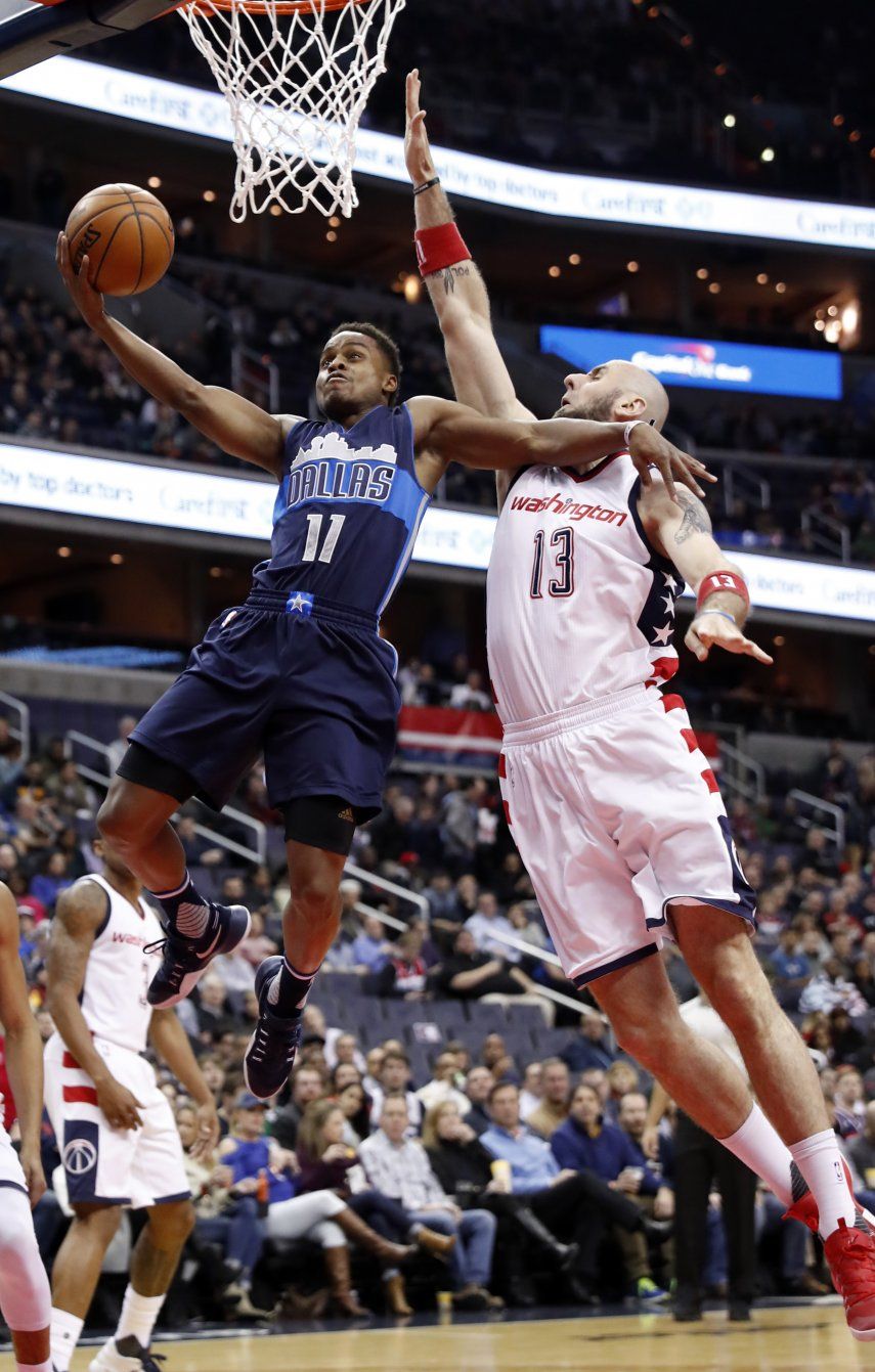 Nowitzki mantiene vivas esperanzas de playoffs de Mavericks