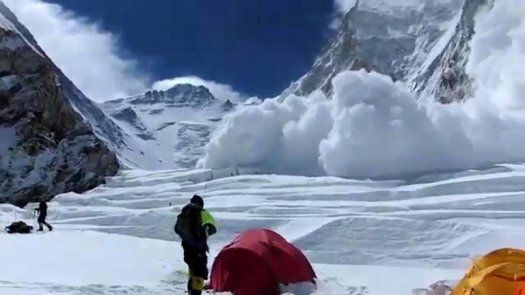 Guías nepaleses y montañistas amenazan con dejar de escalar el Everest tras alud