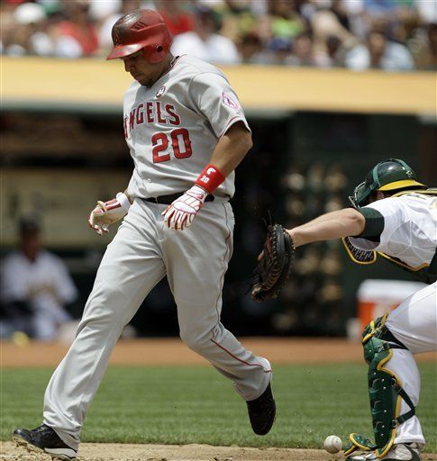 Rivera deja juego de Angelinos debido a molestia en una pierna