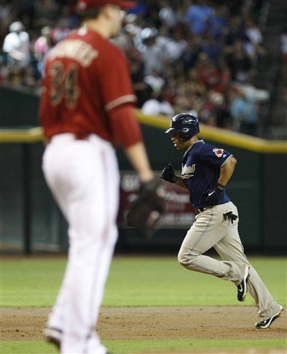 MLB: Padres 10 Diamondbacks 1; Hairston anota 4