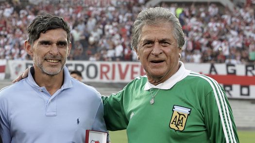Le roban medalla de Copa del Mundo de 1978 a Ubaldo Fillol