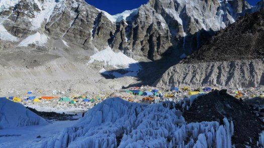 La anulación de la temporada de escalada al Everest priva de recursos a los sherpas