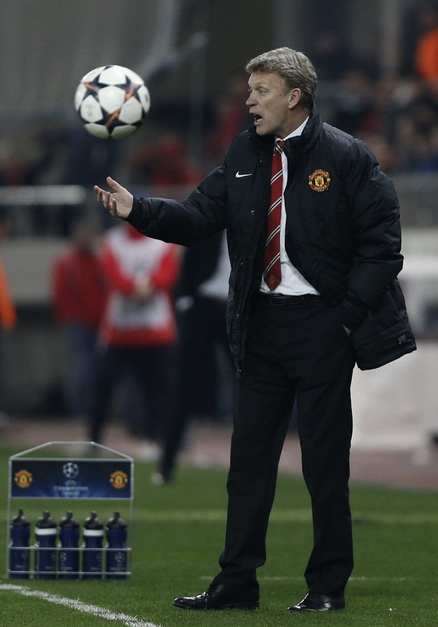 Lastrado desde el comienzo, Moyes batalla en Man U