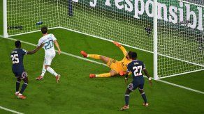 Bernardo Silva no pudo anotar con el arco vacío ante PSG