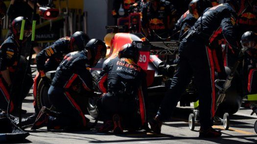 Verstappen gana en Austria, tras remontada y en medio de polémica