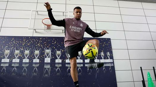 Kylian Mbappé se entrena en solitario de cara al Clásico Kylian Mbappé se entrena en solitario de cara al Clásico