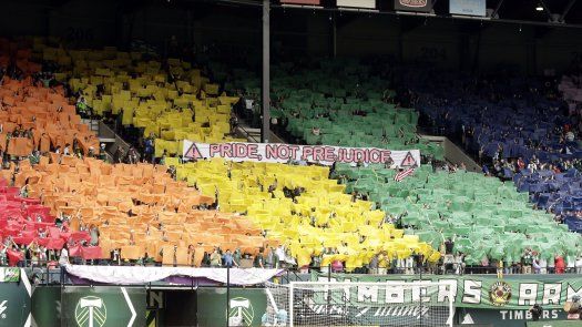 Equipos franceses lucirán bandas con colores del arco iris