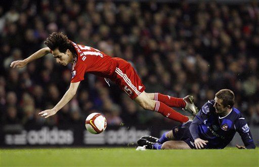 Liverpool y Chelsea ganan y siguen en carrera por Liga Premier