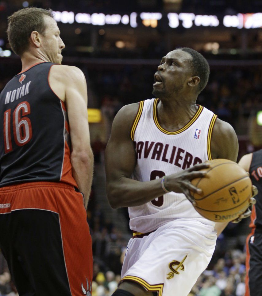 Cavaliers mantienen a raya a Raptors