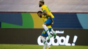 Gabi y Neymar celebran tras anotación de la selección de Brasil frente a Venezuela en la Copa América 2021.