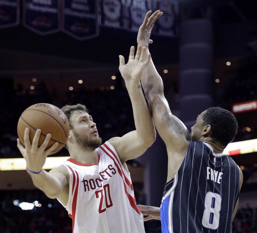 Motiejunas anota 23 y Rockets vencen a Magic
