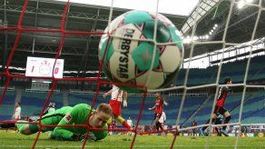 RB Leipzig tropieza ante el Eintracht y deja escapar al Bayern