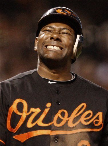 MLB: Gigantes 10, Orioles 2; Burrell conecta jonrón