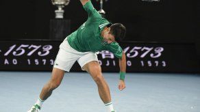 Djokovic sigue adelante en Australia tras romper raqueta