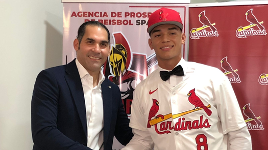 Juan Rujano estampó histórica firma con los Cardenales de San Luis