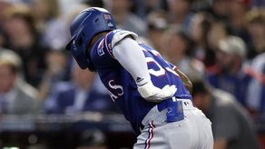 MLB: Adolis García no podrá ver acción en el Juego 4 por distensión del oblicuo