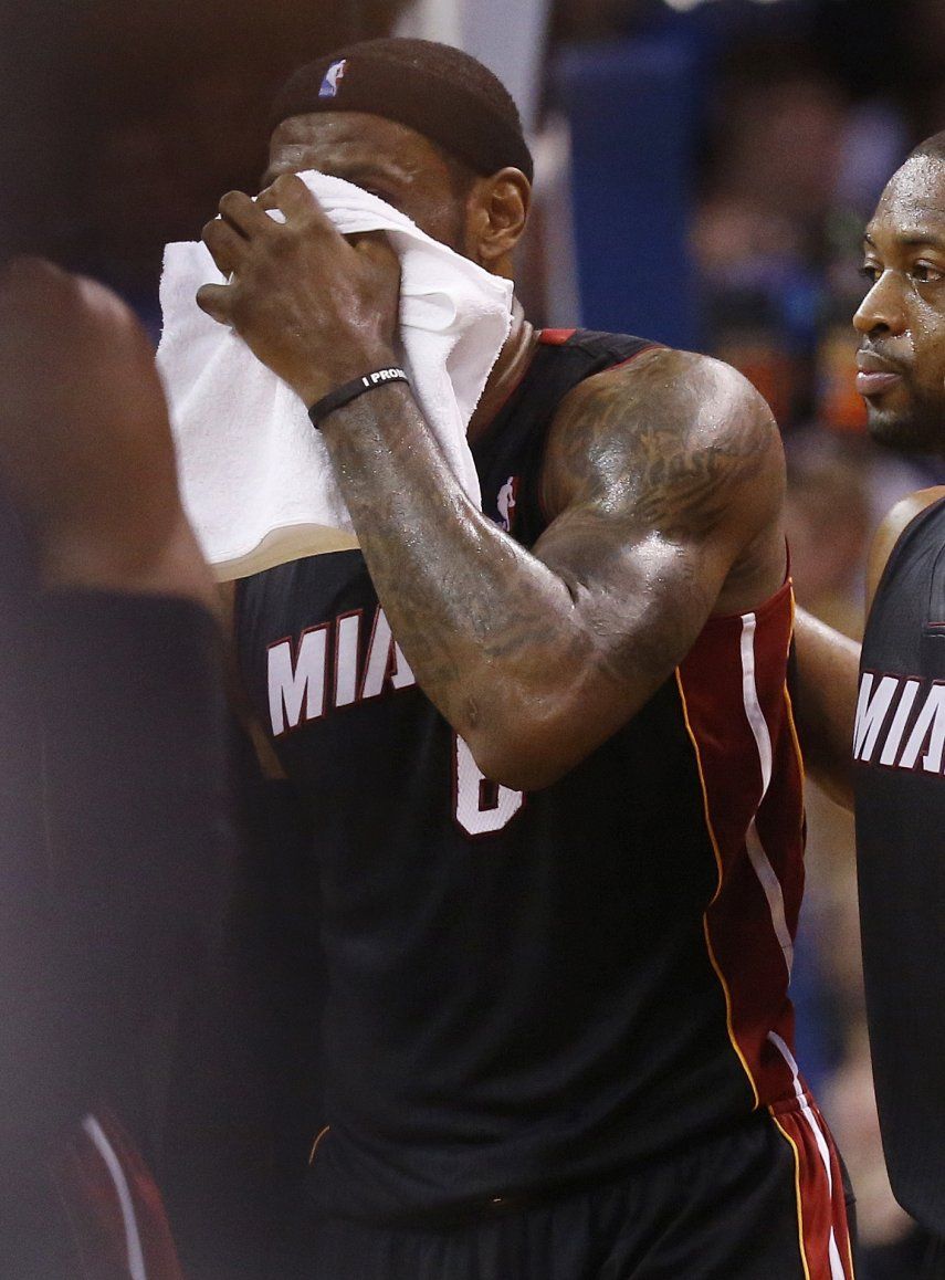 LeBron: Máscara y bromas por su nariz