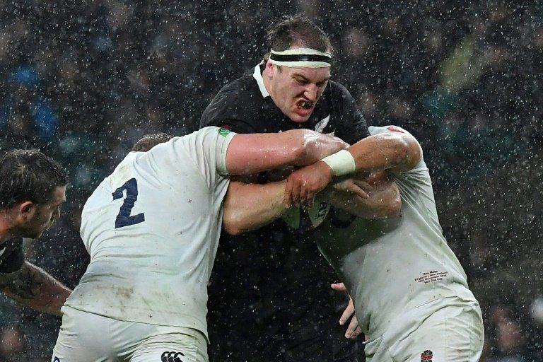 Los All Blacks ganan por ajustado 16-15 en Inglaterra