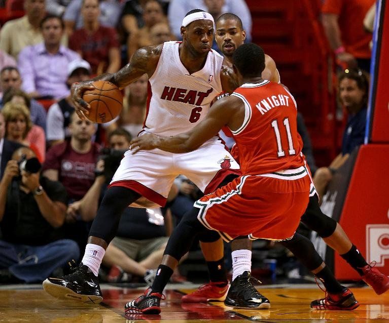 LeBron, Bosh y Wade encaminan a campeones Heat en triunfo sobre Magic 110-94