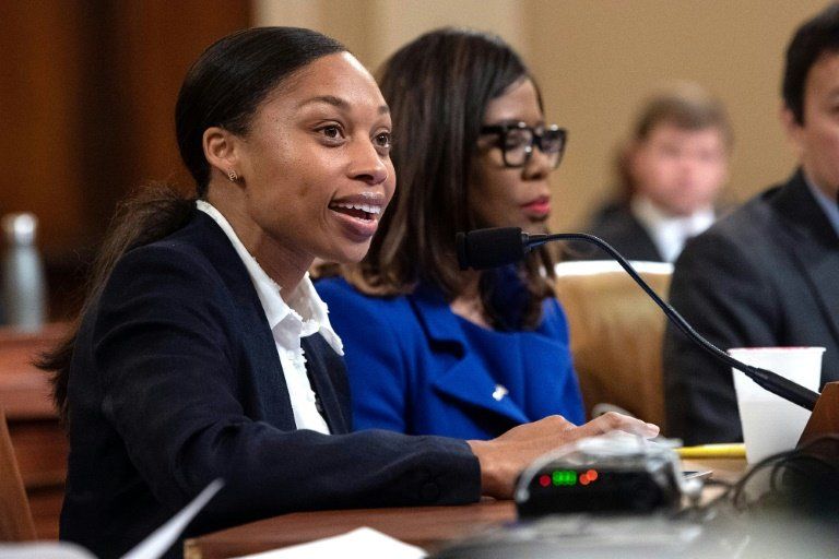 La estrella del atletismo Allyson Felix critica política de maternidad de Nike